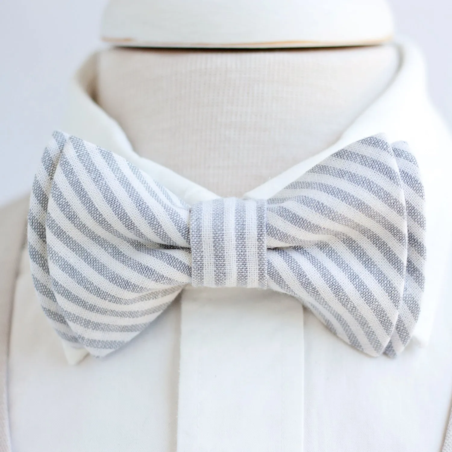 Men's Pre-Tied Bow Tie / Gray Linen Stripe